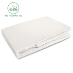 Prześcieradło flanelowe z gumką o wymiarach 140x200 cm w kolorze kremowym, leżące na płaskiej powierzchni. Materiał o gramaturze 160 g/m², widoczna gumka do mocowania. Na górze zdjęcia znajduje się zielony symbol informujący o jakości „nie mechaci się”.