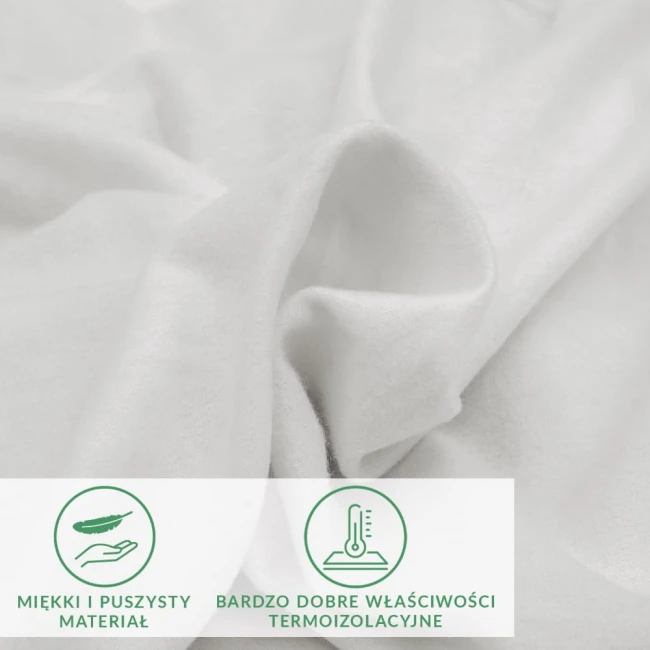 Kremowe prześcieradło flanelowe z gumką o wymiarach 160x200 cm, wykonane z miękkiego materiału. Zbliżenie na fakturę, ukazujące gładką i puszystą powierzchnię, idealnie układa się na łóżku. Widoczne ikony wskazujące właściwości termiczne materiału.