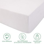Prześcieradło jersey z gumką w kolorze białym, wykonane z 100% bawełny, prezentowane w pozycji leżącej. Widoczny gładki materiał o gramaturze 130 g/m², z charakterystycznym obszyciem. Na tle białym, bez zbędnych dekoracji.