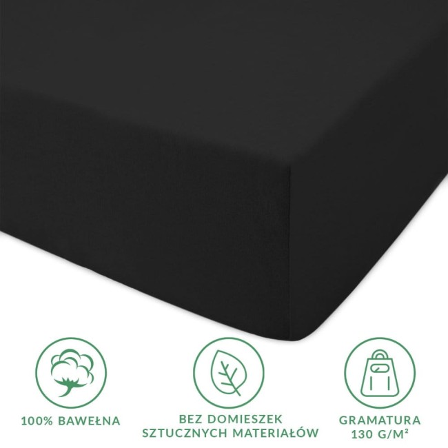 Prześcieradło jersey z gumką 200x220 w kolorze czarnym, wykonane w 100% z bawełny. Złożone, widok z boku, ukazuje elastyczny brzeg. Logotypy na dole: 100% bawełna, bez domieszek sztucznych materiałów, gramatura 130 g/m².