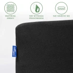 Prześcieradło jersey z gumką w kolorze czarnym, rozmiar 120x200 cm. Ujęcie z boku, leżące. Widoczna etykieta z logo. Informacje o materiale, braku konieczności prasowania oraz odporności na gniecenie. Tło białe, proste dla lepszej widoczności szczegółów.
