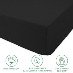 Prześcieradło jersey z gumką 160x200 w kolorze czarnym, wykonane w 100% z bawełny. Ułożone na płasko, z widoczną gumką na krawędzi. Tło jest jasne, co podkreśla teksturę i matowość materiału. Gramatura 130 g/m², bez domieszek sztucznych materiałów.