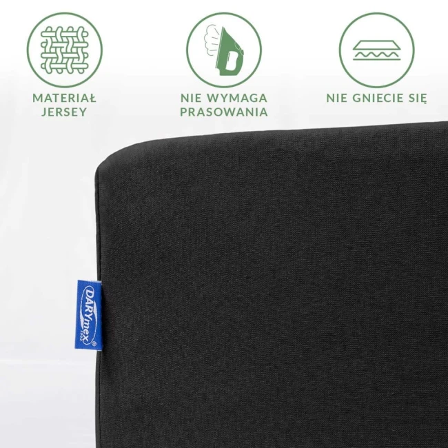 Prześcieradło jersey z gumką 160x200 cm w kolorze czarnym, leżące na białym tle. Widoczne detale to niebieska metka oraz symbole informujące o materiałach, mówiące że nie wymaga prasowania i nie gniecie się.