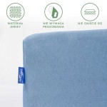 Prześcieradło jersey z gumką 160x200 w odcieniu błękitnym. Ujęcie z boku, materiał nie gniecie się i nie wymaga prasowania. Widoczna metka z logo. Tło białe, podkreślające kolor produktu.
