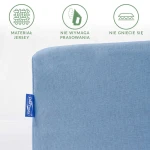 Prześcieradło z gumką 180x200 w kolorze błękitnym, wykonane z materiału jersey. Widoczne logo oraz trzy ikony: materiał, brak prasowania i odporność na gniecenie. Produkt leży na jednolitym tle, ukazując jego fakturę i kształt.
