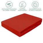 Prześcieradło jersey z gumką 90x200 w kolorze intensywnej czerwieni, leżące na boku. Materiał oddychający, podatny na rozciąganie. Widoczne właściwości: przyjazna dla skóry tkanina, zachowująca kolor po wielu praniach.