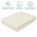 Prześcieradło jersey z gumką w kolorze ecru, rozmiar 120x200, leżące na białym tle. Materiał ma delikatną fakturę, jest elastyczny i oddychający.