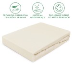Prześcieradło jersey z gumką w kolorze ecru, rozmiar 200x220 cm, leżące na białym tle. Materiał oddychający, przyjazny dla skóry, z gładką fakturą.
