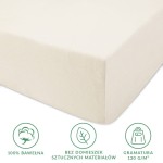 Prześcieradło jersey z gumką w kolorze ecru, wykonane z 100% bawełny, prezentujące gładką, matową teksturę. Widok z boku, ukazujący elastyczne boki i gramaturę 130 g/m², bez domieszek sztucznych materiałów. Na neutralnym tle.