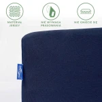 Prześcieradło jersey z gumką w kolorze ciemnego granatu, rozmiar 160x200 cm. Ujęcie z boku, ukazujące teksturę materiału. Na tkaninie widoczne etykiety: Jersey, Nie wymaga prasowania, Nie gniecie się, umieszczone obok. Tło proste, jednolite.
