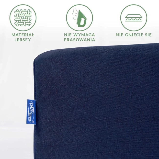 Prześcieradło jersey z gumką w kolorze ciemnego granatu, rozmiar 160x200 cm. Ujęcie z boku, ukazujące teksturę materiału. Na tkaninie widoczne etykiety: Jersey, Nie wymaga prasowania, Nie gniecie się, umieszczone obok. Tło proste, jednolite.