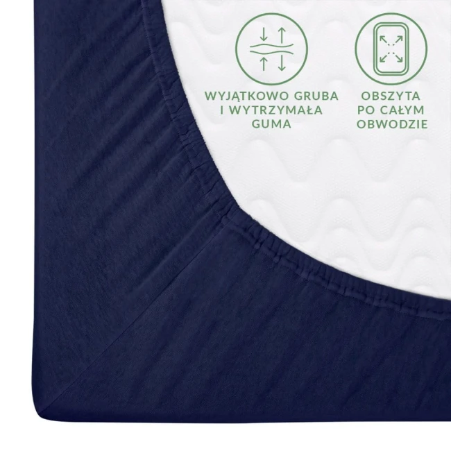 Prześcieradło jersey z gumką o wymiarach 140x200 w kolorze ciemny granat. Produkt z widoczną grubością gumki na obwodzie, lekko teksturowana powierzchnia. Kąt ujęcia: zbliżenie na narożnik. Tło jest jednolite, białe.