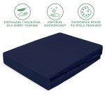 Prześcieradło jersey z gumką w rozmiarze 90x200 w kolorze ciemnego granatu. Produkt leży płasko, ukazując gładką, elastyczną tkaninę z gumką do mocowania. Tło jest jednolite i jasne, co podkreśla kolor prześcieradła.