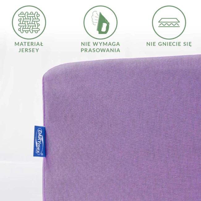Prześcieradło jersey z gumką 200x220 w jasnym fioletowym kolorze, leżące na białym tle. Widoczna metka na boku. Informacje o materiale: jersey, nie wymaga prasowania, nie gniecie się. Zbliżenie na fakturę tkaniny.
