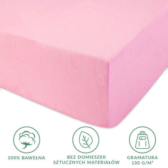 Prześcieradło jersey z gumką w kolorze jasnoróżowym, wykonane w 100% z bawełny, o gramaturze 130 g/m². Widoczny brzeg oraz gumka zapewniające idealne dopasowanie. Ujęcie w zbliżeniu, pokazujące materiał i teksturę.