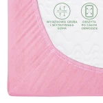Prześcieradło jersey z gumką w jasnoróżowym kolorze, rozmiar 200x220 cm. W zbliżeniu przedstawiono detal elastycznej gumy obszytej na całym obwodzie, co zapewnia lepsze dopasowanie do materaca. Tło białe, co podkreśla produkt.