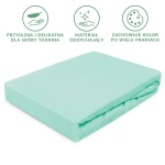 Prześcieradło jersey z gumką w kolorze morskim, rozmiar 200x220 cm, ułożone w pozycji leżącej, na tle białym. Wykonane z oddychającego materiału, gładka faktura. Widoczne estetyczne wykończenia, bez dodatkowych dekoracji czy napisów.