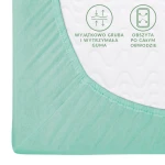 Prześcieradło jersey z gumką w kolorze morskim o wymiarach 90x200 cm, w pozycji leżącej. Zbliżenie na krawędź z wyjątkowo grubą i wytrzymałą gumą, obszytą po całym obwodzie. Widoczne teksty na białej tkaninie w centralnej części.