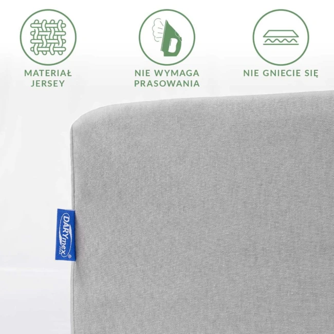 Prześcieradło jersey w kolorze popielatym, o wymiarach 200x220 cm, z widoczną etykietą marki. Materiał jest gładki, bez wzorów, nie wymaga prasowania i nie gniecie się. Ujęcie zbliżeniowe na krawędź prześcieradła.