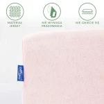 Prześcieradło jersey z gumką w kolorze różowym kwarcowym, w ujęciu z boku, leżące na płaskiej powierzchni. Widoczna etykieta z logo DARYNEX. Materiał jest gładki, niegniotący się, wymagający minimum pielęgnacji.