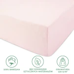 Różowe prześcieradło jersey z gumką 90x200, wykonane z 100% bawełny, o gramaturze 130 g/m². Produkt w leżącej pozycji ukazujący gładką teksturę materiału oraz elastyczne wykończenie, idealne do łóżka. Widoczne symbole dotyczące składu i właściwości.