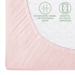 Prześcieradło jersey z gumką 120x200 w kolorze różu kwarcowego, ukazane w zbliżeniu na róg. Widoczne detale to wyjątkowo gruba i elastyczna guma górna oraz obszytę przylegającą do materaca. Tło neutralne, co podkreśla kolor i teksturę materiału.
