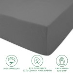Prześcieradło jersey z gumką w kolorze szarym, o wymiarach 160x200 cm. Wykonane z 100% bawełny, o gramaturze 130 g/m². Zbliżenie na krawędź prześcieradła, ukazujące elastyczne wykończenie gumką, dopasowane do materaca. Proste tło.