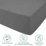 Prześcieradło jersey z gumką w kolorze szarym, wykonane w 100% z bawełny, o gramaturze 130 g/m². Produkt leżący, ukazujący krawędzie z gumką, bez widocznych wzorów lub logo. Tło białe, podkreślające teksturę materiału oraz jakość wykonania.