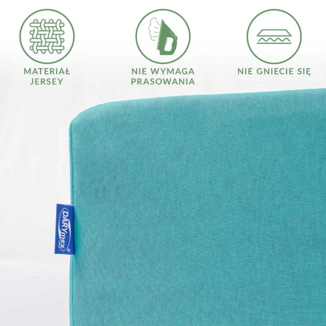 Prześcieradło jersey z gumką w kolorze turkusowym, o rozmiarze 120x200 cm. Materiał nie wymaga prasowania i nie gniecie się. Z lewej strony widoczne logo producenta DARYmex. Ujęcie szczegółowe z boku, na jednolitym tle.