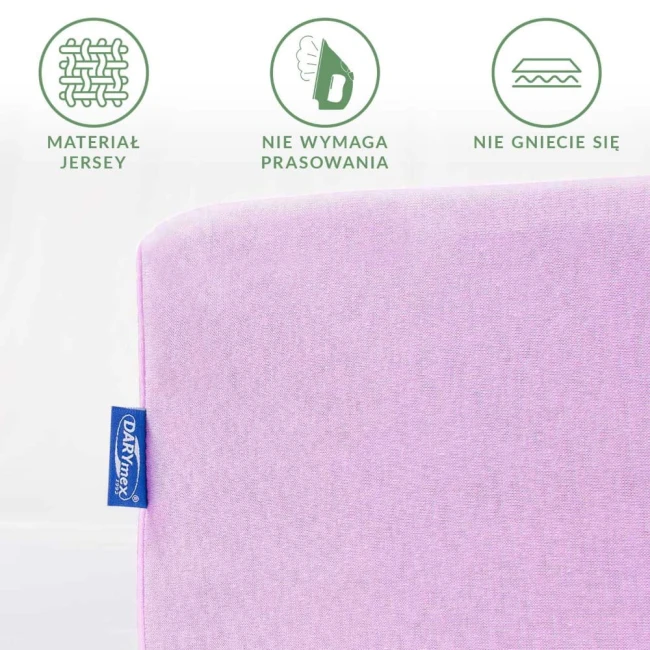 Prześcieradło jersey z gumką w kolorze wrzosowym, leżące. Widoczne tekstura materiału. Logo Darymex na niebieskiej metce. Tło jasne, jednolite. Produkt nie wymaga prasowania i nie gniecie się. Idealne dla materacy o wymiarach 180x200 cm.
