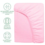 Prześcieradło frotte 90x200 w kolorze jasnego różu, z gumką obszytą po całym obwodzie. Widoczna miękka faktura materiału, produkt leży płasko na białym tle. Gumka zapewnia elastyczne dopasowanie do materaca.