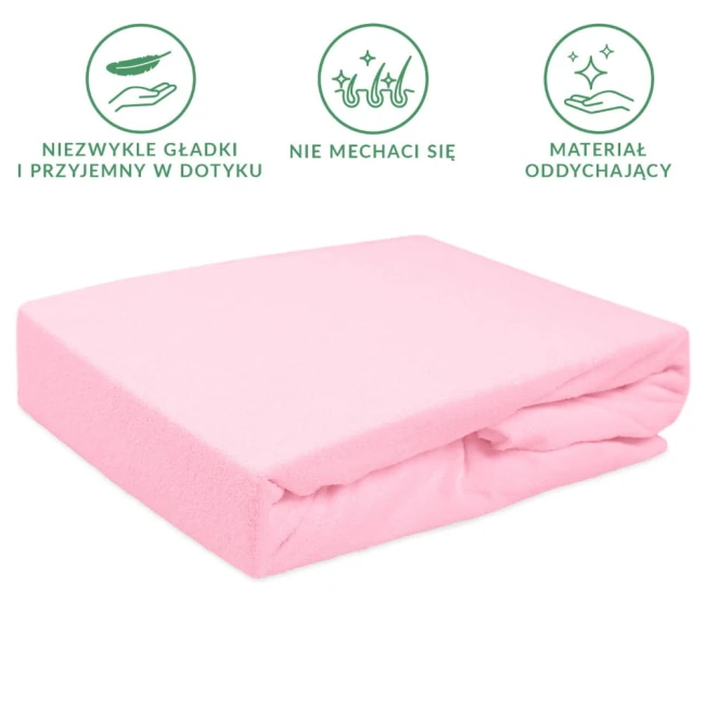 Prześcieradło frotte z gumką w kolorze jasnego różu, leżące na białym tle, o wymiarach 90x200 cm. Materiał gładki, elastyczny, z wyraźnie widoczną gumką na brzegach. Produkt rozłożony, bez dodatkowych elementów.