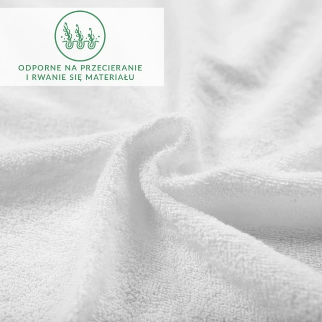 Prześcieradło frotte z gumką w rozmiarze 120x200 w kolorze białym, leżące na tle o gładkiej teksturze. Widoczna faktura materiału, odpornego na przecieranie. Elemeny logo i napisu Odpornie na przecieranie i rwanie się materiału w górnej części kadru.