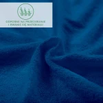 Prześcieradło frotte z gumką w intensywnym kolorze chabrowym, w zbliżeniu, ukazującym fakturę miękkiego materiału. Widoczny jest delikatny splot, typowy dla tego rodzaju tkaniny. Przeznaczone do materaca o wymiarach 120x200.