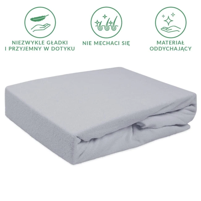 Prześcieradło frotte z gumką w kolorze popielatym o wymiarach 120x200 cm, leżące na płasko, wykonane z miękkiego i elastycznego materiału. Widoczne fałdy tkaniny podkreślają fakturę. Tło proste, jednolite.