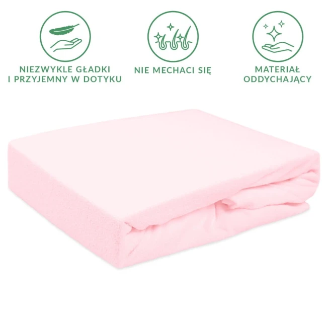 Prześcieradło frotte z gumką w kolorze róż kwarcowy, o wymiarach 120x200 cm, rozłożone w pozycji leżącej. Widoczna faktura materiału, gładka i przyjemna w dotyku. Tło proste, białe, co podkreśla kolor prześcieradła.