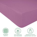 Prześcieradło frotte z gumką 140x200 w kolorze jasnego fioletu, widoczne z boku nieregularnie złożonego. Materiał teksturowany, miękki, z informacjami o składzie: 82% bawełna, 18% poliester, oraz wysokości gramatury 155 g/m².