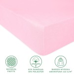 Prześcieradło frotte z gumką w jasnoróżowym kolorze o wymiarach 140x200 cm, widoczne z boku. Materiał 82% bawełna, 18% poliester, posiada wysoką gramaturę 155 g/m². Gumka zapewnia stabilność na materacu. Proste, jednolite tło.