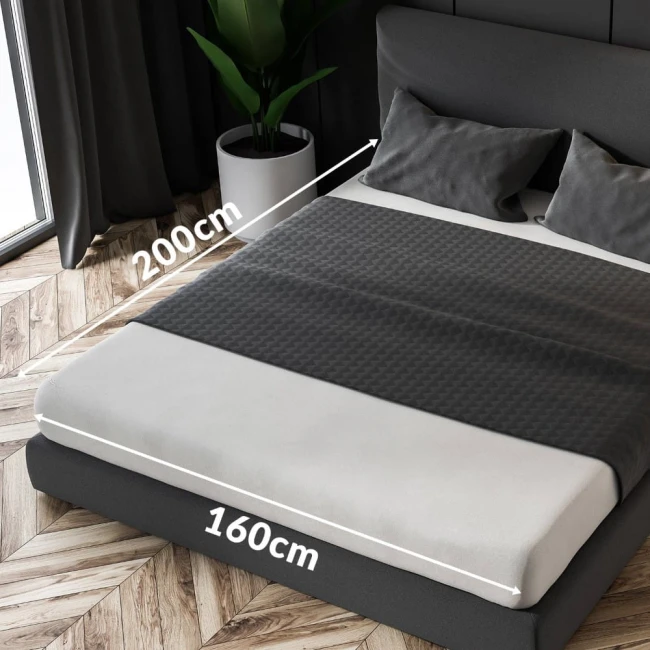 Prześcieradło frotte z gumką 160x200 w kolorze bordowym, leżące na łóżku. Widoczne wymiary: 200 cm długości, 160 cm szerokości.