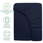Prześcieradło frotte z gumką 160x200 w kolorze ciemnego granatu, z widoczną elastyczną guma obszytą po całym obwodzie, leżące na jednolitym tle. Materiał ma gładką fakturę. Zbliżenie na detal krawędzi, ukazujące mocne wykończenie.