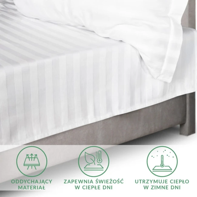 Białe prześcieradło bambusowe satyna bawełniana 160x240 cm z subtelnymi paskami. Produkt leży na łóżku z szarym materacem, z widoczną poduszką. Na dole umieszczone ikony informujące o oddychającym materiale, zapewnieniu świeżości i utrzymaniu ciepła.