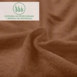 Brązowe prześcieradło frotte z gumką o wymiarach 200x220 cm, ukazane w lekkim zbliżeniu, podkreślające teksturę materiału. Widoczny napis na górze informuje o odporności na przecieranie i rwanie. Tło jednolite, ciemniejsze odcienie czekolady.