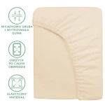 Prześcieradło frotte z gumką w kolorze jasnego beżu, rozmiar 200x220 cm. Zbliżenie na produkt leżący, ukazujące elastyczny materiał oraz wykończenie z obsztytą gumą po całym obwodzie, zapewniającą mocne trzymanie na materacu.