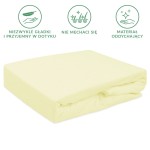 Prześcieradło frotte z gumką 200x220 w kolorze kremowym, leżące na boku. Wykonane z materiału oddychającego, gładkiego i przyjemnego w dotyku, nie mechaci się. Idealne do komfortowego użytku.