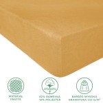 Prześcieradło frotte z gumką 200x220 w kolorze musztardowym, leżące na płaskiej powierzchni. Widać jego gładką, teksturowaną powierzchnię. Widoczne oznaczenia materiału: 82% bawełna, 18% poliester, oraz informacja o gramaturze 155 g/m².