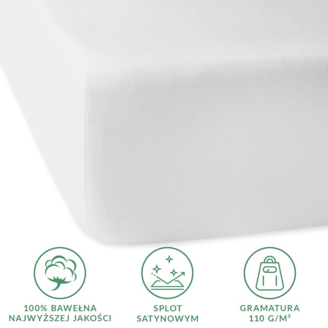 Prześcieradło satynowe z gumką 90x200 w kolorze białym, leżące na płaskiej powierzchni. Widoczna struktura materiału oraz gumka obwodowa. Na tle białym. Niewyraźne ikony z informacjami o składzie, splocie i gramaturze.