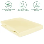 Prześcieradło satynowe z gumką w kolorze kremowym, o wymiarach 90x200 cm, leżące na białym tle. Produkt wykonany z delikatnego, gładkiego materiału, idealny dla wrażliwej skóry. Widoczny jest lekki połysk tkaniny.
