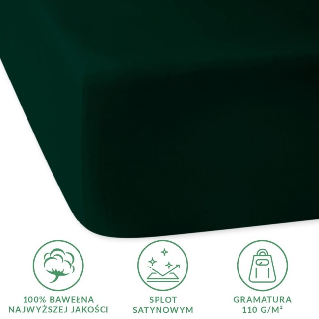 Prześcieradło satynowe z gumką 140x200 w kolorze butelkowej zieleni, złożone, w zbliżeniu na fakturę. Wykonane z 100% bawełny o gramaturze 110 g/m². Na tle jednolitym, widoczne logo i opisy materiału, nieczytelne. Idealne do sypialni.