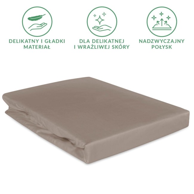 Prześcieradło satynowe z gumką 180x200 w kolorze ciemnym beżu, leżące na białym tle. Gładka faktura materiału, rozłożone, z wyraźnie widoczną gumką. Idealne do łóżek na wymiar 180x200 cm, przeznaczone dla osób ceniących komfort.