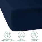 Prześcieradło satynowe z gumką w kolorze ciemnego granatu, w rozmiarze 200x220 cm. Wykonane z 100% bawełny, z gładką, błyszczącą fakturą. Widoczne boki prześcieradła, które dobrze przylegają do materaca. Gramatura 110 g/m².